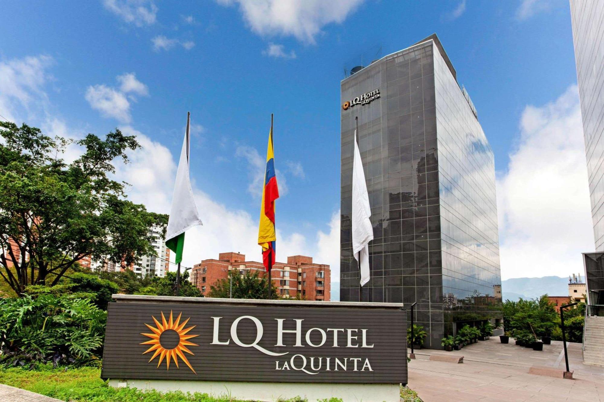 La Quinta By Wyndham Medellin Hotel Exterior photo